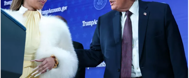 Nicki Minaj déclare que « Dieu protège » Trump lors d'un événement consacré aux comptes de Trump et reçoit une « carte en or ».