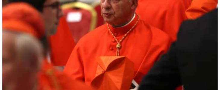 Déjà un scandale au conclave : le cardinal Becciu condamné pour fraude jette l'éponge